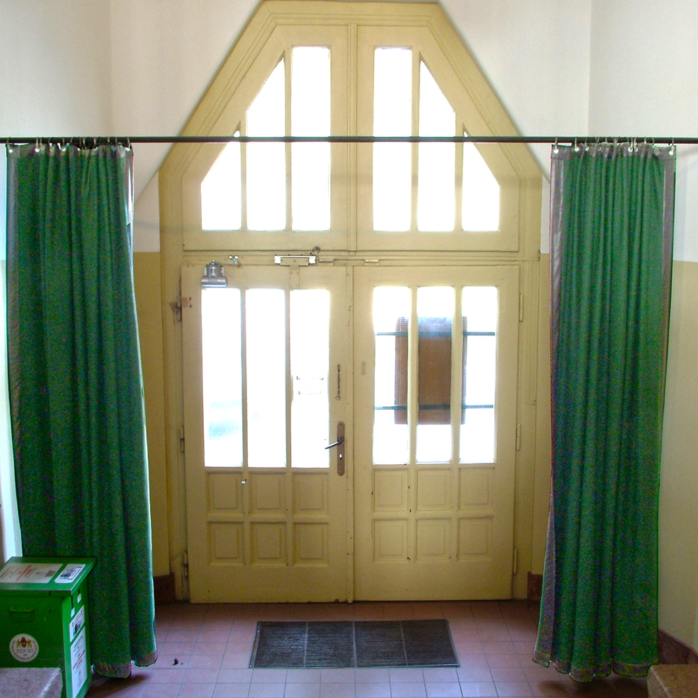 Budapesti Fazekas Mihály Gyakorló Általános Iskola és Gimnázium 3 Hőszigetelőfüggöny széthúzott állapotban