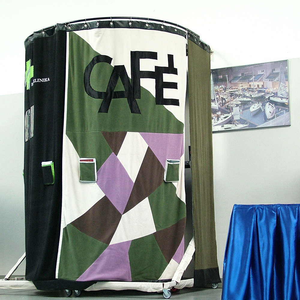 Emblémázott függöny