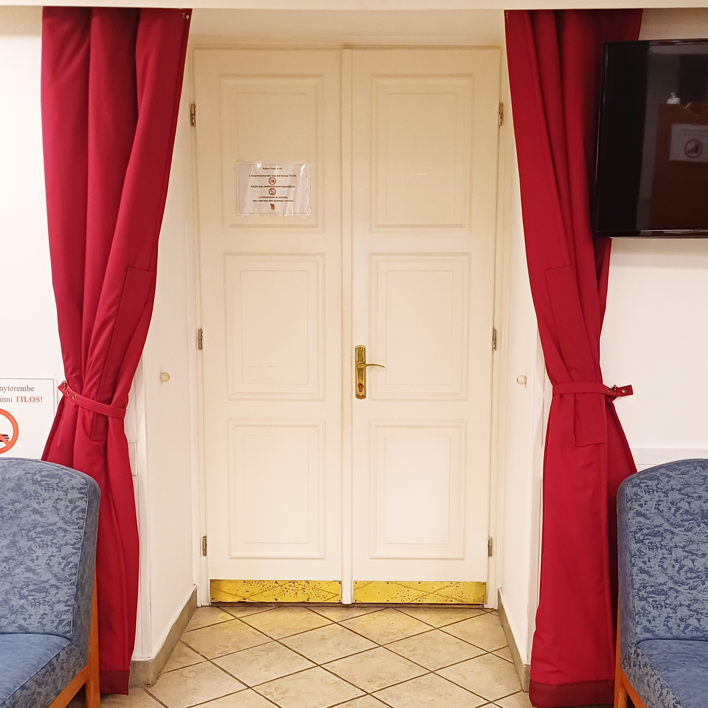 Hangszigetelő függöny széthúzott állapotban, megkötve