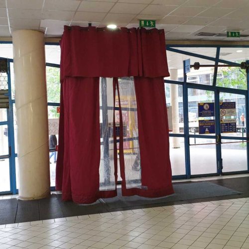 U alakú mennyezetre rögzített ablakos hőszigetelő függöny