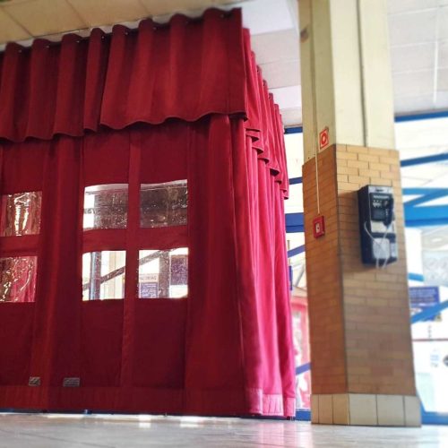 U alakú mennyezetre rögzített ablakos hőszigetelő függöny