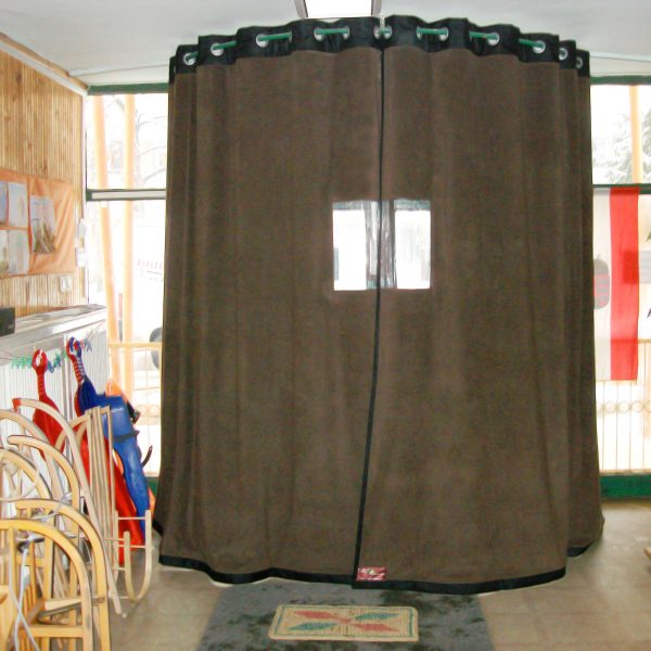 intézmények utcai bejárat utólagos hőzsilip kialakítása