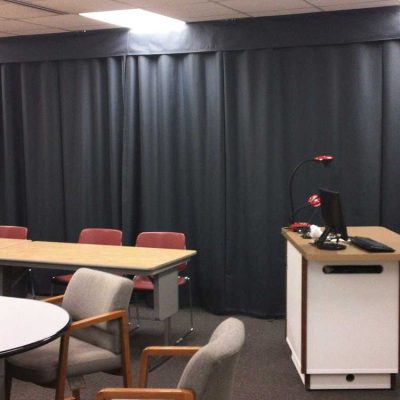 Iroda, konferenciaterem, tárgyalóterem térelválasztás térelválasztó függöny segítségével