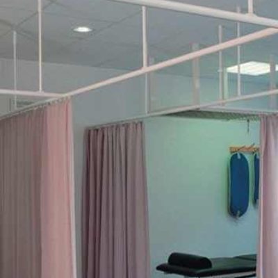 Kórházterem, masszázsszalon térelválasztás függönnyel, térelválasztó függöny segítségével