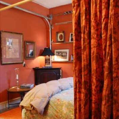 Nappali, hálószoba térelválasztás, térelválasztó függöny használatával