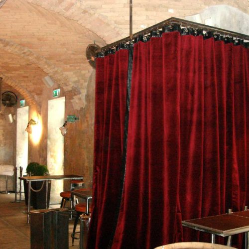 U alakú rézkarnis hőszigetelő függönnyel