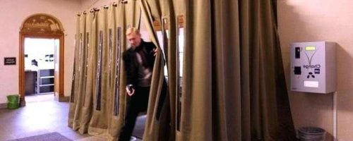 Művelődési ház bejárata U alakú karnis, többrétegű huzatfogó függöny